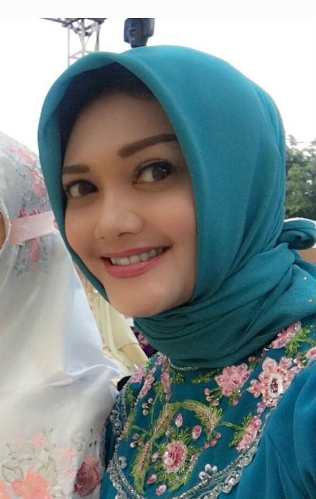 Bella Saphira memutuskan menjadi mualaf setelah mengucapkan dua kalimat syahadat di Masjid Istiqlal menjelang hari pernikahannya dengan anggota TNI, Agus Surya Bakti. Bella dan Agus resmi menikah pada 2013. Foto: Instagram