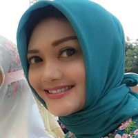 Bella Saphira memutuskan menjadi mualaf setelah mengucapkan dua kalimat syahadat di Masjid Istiqlal menjelang hari pernikahannya dengan anggota TNI, Agus Surya Bakti. Bella dan Agus resmi menikah pada 2013. Foto: Instagram