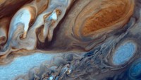 Jupiter adalah planet terbesar di tata surya dan mungkin yang paling megah. Secara serentak awan yang terombang-ambing oleh angin yang kecepatannya bisa melebihi 400 mph terus mengelilingi atmosfer planet ini (Foto: Dok. NASA)