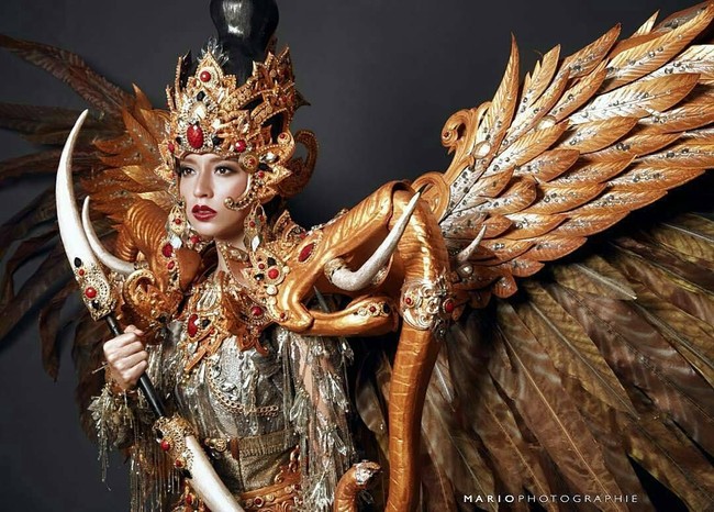 Inilah kostum nasional yang dipakai Karina Nadila saat berkompetisi di ajang Miss Supranational 2017. Karina memakai busana yang dinamai Lembuswana buatan dari tim Jember Fashion Carnaval. Lembuswana merupakan makhluk legendaris di mitologi Kutai. Foto: Dok. Instagram Karina Nadila
