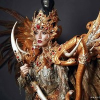 Inilah kostum nasional yang dipakai Karina Nadila saat berkompetisi di ajang Miss Supranational 2017. Karina memakai busana yang dinamai Lembuswana buatan dari tim Jember Fashion Carnaval. Lembuswana merupakan makhluk legendaris di mitologi Kutai. Foto: Dok. Instagram Karina Nadila