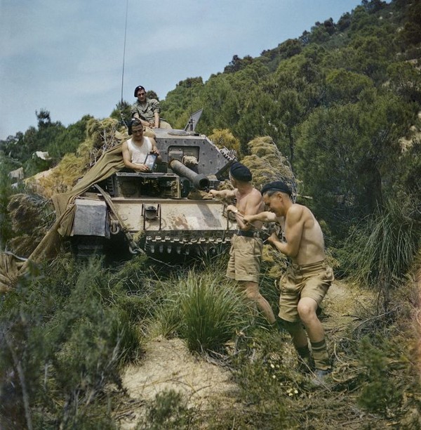 Foto atau cuplikan warna-warni dari Perang Dunia II memang telah ada beberapa waktu lampau (CNN Style/IWM) Foto atau cuplikan warna-warni dari Perang Dunia II memang telah ada beberapa waktu lampau (CNN Style/IWM)