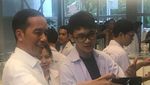 Momen Jokowi Mampir ke Kafe di Bandung: Ngopi dan Diajak Selfie