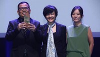 Garin Nugroho bersama Mouly Surya (sutradara film Marlina si Pembunuh dalam Empat Babak). (Official SGIFF 2017)