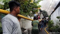 Jalan yang sempit membuat proses pemadaman sedikit terhambat. Rengga Sencaya/detikFoto.