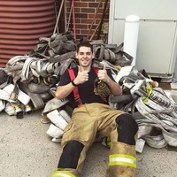 10 tahun telah berlalu. Sudah lama ya. Begitu banyak yang terjadi, baik, buruk, di antaranya. Saat di titik tertinggi dan terendah. Yang aku tahu adalah aku mengenal banyak orang hebat dalam hidupku dan aku menghargai itu tanpa syarat, tulis Sam di akun Facebook, seperti dikutip dari Bored Panda. Foto: Dok. Facebook Sam Rouen