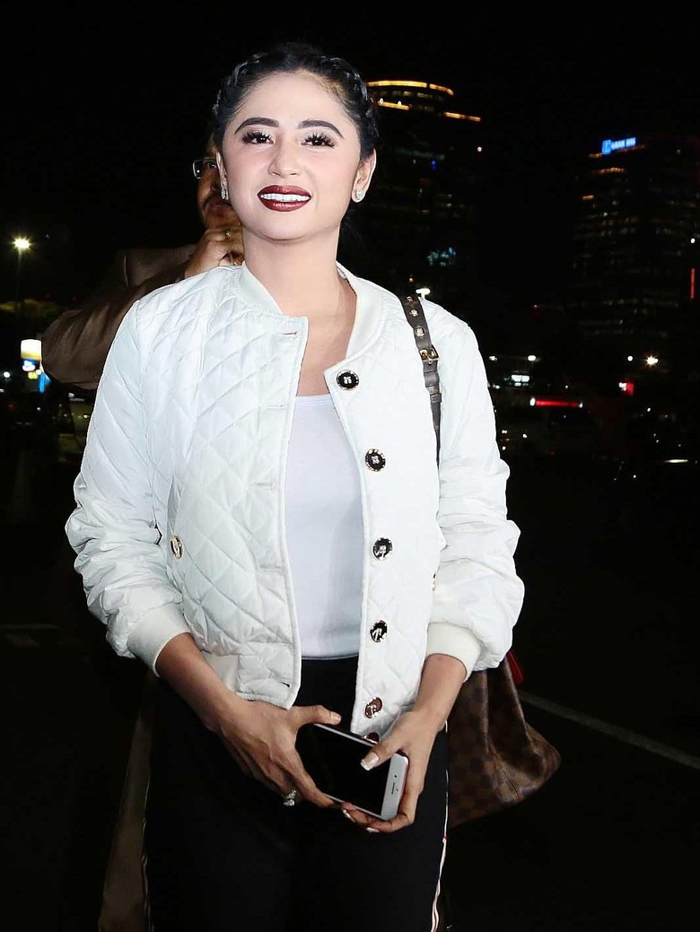 Terlihat Lemas, Dewi Persik Tiba di Polda untuk Laporkan Petugas TransJakarta Terlihat Lemas, Dewi Persik Tiba di Polda untuk Laporkan Petugas TransJakarta