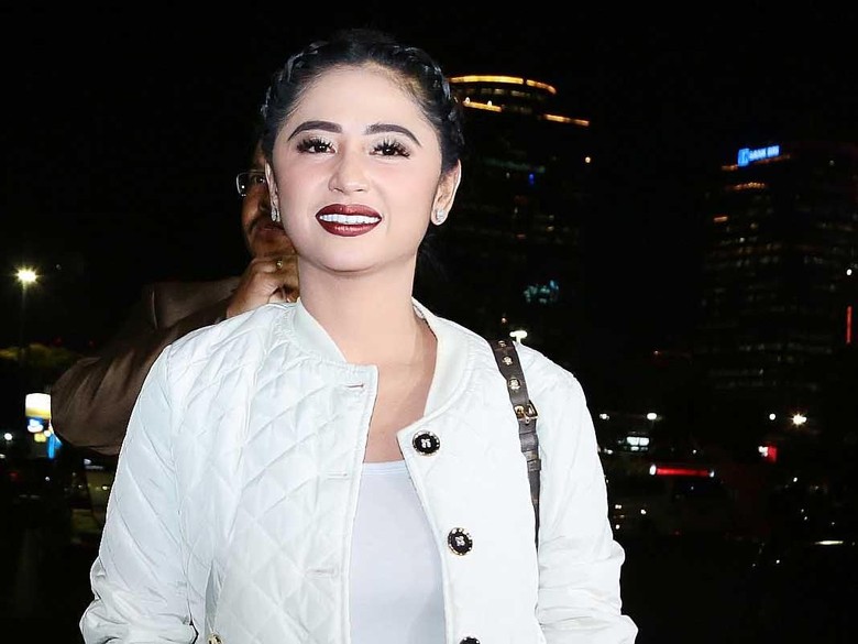 Jadi Host Bareng, Dewi Persik Tak Gantikan Ayu Ting Ting Jadi Host Bareng, Dewi Persik Tak Gantikan Ayu Ting Ting
