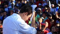 Nasralla di hadapan pendukungnya. Para pendukung Nasralla menduga calon incumbent yang merupakan presiden Honduras saat ini, Juan Orlando Hernández, melakukan kecurangan saat penghitungan. (Foto: Dok. REUTERS/ Jorge Cabrera)