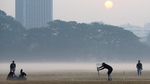 Foto: Aktivitas Warga India di Pagi Berkabut Saat Musim Dingin