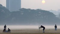 Orang-orang bermain cricket (Foto: Dok. REUTERS/Rupak De Chowdhuri)