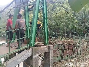 Polisi Kirim Bantuan ke Desa di Pacitan yang Terisolasi