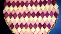 Kalau ini pie dengan pola anyaman. Warna ungu, pink dan putihnya terlihat begitu memikat. Foto: Lauren Ko