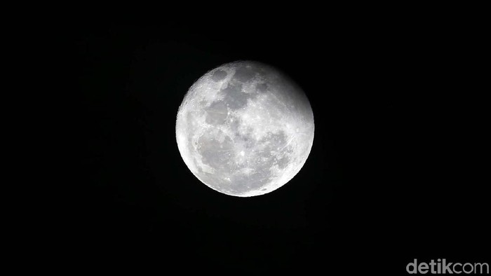 Fenomena Supermoon bisa dilihat di langit Indonesia, termasuk Jakarta malam ini. Fenomena Supermoon ini istimewa karena yang terakhir di 2017.