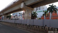 Dari arah Kelapa Gading, lintasan kereta ringan sudah mulai tampak, beberapa sudah tersambung sebagian, namun ada juga yang belum.
