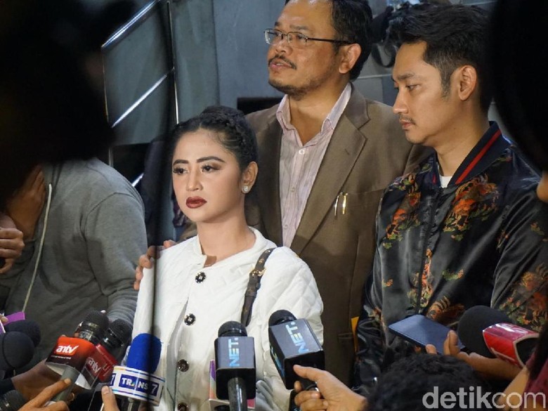 Lapor Balik Petugas TransJ, Dewi Persik Gerah Difitnah Lapor Balik Petugas TransJ, Dewi Persik Gerah Difitnah