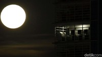 Sejak pukul 15.45 WIB, Bulan berada pada jarak terdekatnya dari Bumi atau bisa dikatakan, posisi Bulan berada di perigee (Bulan di titik terdekatnya dari Bumi) dengan jarak 357.492 km. Fenomena ini dikenal sebagai purnama perigee atau lebih dikenal sebagai Supermoon.