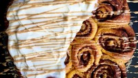 Wah, Ko juga membuat pie dengan topping cinnamon roll. Tambahannya krim keju dan espresso glaze yang bikin rasanya makin nikmat. Foto: Lauren Ko