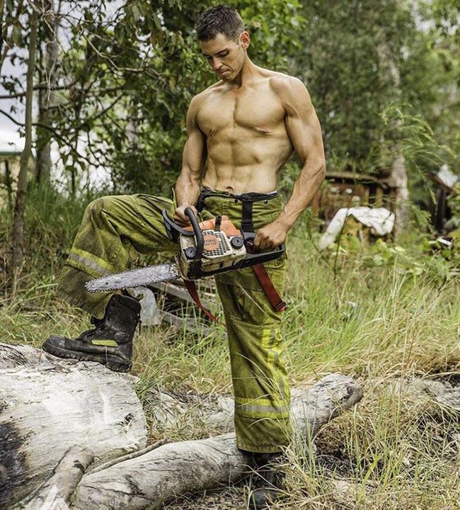 Meskipun sudah lepas dari bayang-bayang obesitas, Sam masih mengalami sedikit trauma. Ia mengaku masih agak risih melepas bajunya atau tampil topless. Aku masih tidak percaya diri. Aku masih tidak suka melepas kaosku, bahkan saat di pantai, katanya. Foto: Dok. Facebook Sam Rouen