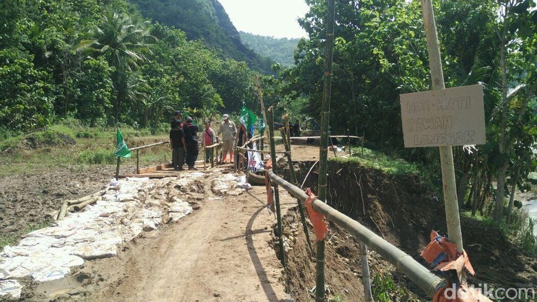 Sempat Terisolir, Warga Sriharjo Bantul Dibuatkan Jembatan Darurat Sempat Terisolir, Warga Sriharjo Bantul Dibuatkan Jembatan Darurat