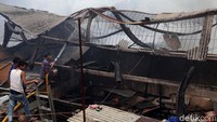 Asap masih mengepul dari lokasi kebakaran. Lamhot Aritonang/detikFoto.