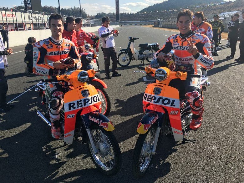 Seru! Marquez dan Pedrosa Balapan Pakai Motor Bebek Foto: Pool (hondaracingcorporation) Seru! Marquez dan Pedrosa Balapan Pakai Motor Bebek Foto: Pool (hondaracingcorporation)