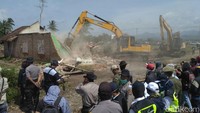 Proses perobohan rumah warga telah berlangsung sejak pekan lalu. Dari total 42 rumah, saat ini tinggal 28 rumah di dua desa, yakni Desa Glagah dan Palihan.  (Foto: Ristu Hanafi/detikcom)