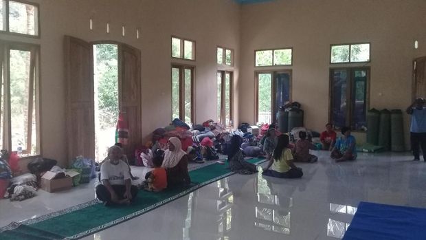 Salah satu masjid yang digunakan untuk mengungsi