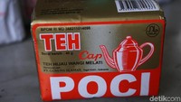 PT. Gunung Slamat memproduksi teh Cap Poci dengan kemasan berwarna emas dan merah. Teh yang satu ini sering diseduh dalam wadah teko gerabah atau poci khas Tegal. Foto: Lusiana Mustinda