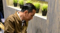 Jokowi juga sempat berjalan-jalan sebentar di lokasi peresmian tol mengenakan sepatu barunya itu. 