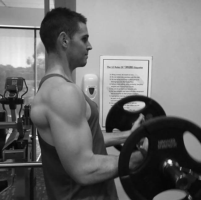 Lulus dari acara The Biggest Loser, Sam tetap menjalani gaya hidup sehat dan jadi hobi olahraga. Aku ketagihan fitnes sekarang, aku benar-benar suka lari dan latihan bersama adikku. Aku sesekali olahraga agar badanku tetap bagus dan juga latihan di gym, ujarnya kepada suratkabar Daily Telegraph. Foto: Dok. Facebook Sam Rouen