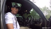Menurut Driving Instructor Gerry Nasution yang pertama atur posisi duduk di mobil. Jika mobil memiliki tombol elektronik untuk mengatur ketinggian jok, coba pijit tombolnya agar jok bisa lebih tinggi. Sisakan jarak antara kepala dan atap mobil sebanyak seukuran telapak tangan. Foto: Dadan Kuswaraharja