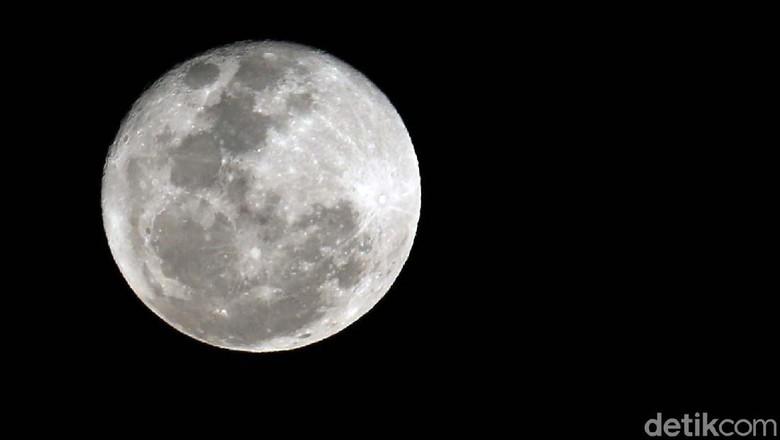 Begini Penampakan Supermoon di Langit Jakarta Fenomena Supermoon bisa dilihat di langit Indonesia, termasuk Jakarta malam ini. Fenomena Supermoon ini istimewa karena yang terakhir di 2017.