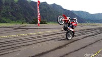 Honda menjajal ketangguhan CRF150L di lautan pasir Gunung Bromo, Minggu (3/11/2017).