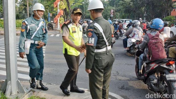 Kapolrestabes salami anggota TNI yang turut membantu/