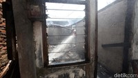 Bagian belakang gedung sudah habis terbakar. Lamhot Aritonang/detikFoto.