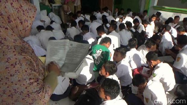Para pelajar UAS di masjid/