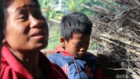 Sebelum mengedarkan kerupuk itu, Fadil terlebih dahulu berjalan sekitar dua kilometer untuk mengambil kerupuk di rumah saudaranya.