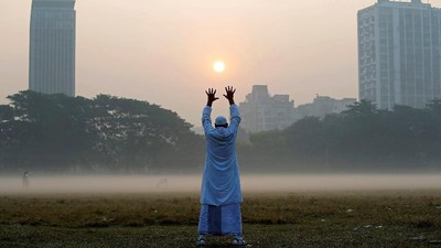 Foto: Aktivitas Warga India di Pagi Berkabut Saat Musim Dingin