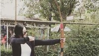 Sekali waktu, muncul unggahannya sedang berlatih memanah. Seperti diketahui, memanah dapat membantu meningkatkan daya fokus seseorang. (Foto: Instagram @aurakasih)