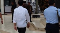 Tak hanya itu, dia juga masih mengenakan sepatu tersebut saat saat meresmikan Jalan Tol Soreang-Pasir Koja di Soreang, Kabupaten Bandung. 