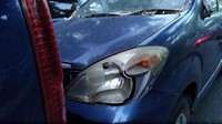 Terlihat lampu sen mobil dinas yang terlantar ada yang pecah. Foto: Mobil Dinas di DPR yang telantar. (Danu Damarjati/detikcom).