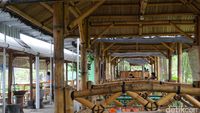 Saung-saung bambu yang di bawahnya terdapat kolam ikan yang mengesankan suasana kampung yang kental.