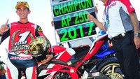 President Director PT Astra Honda Motor (AHM) Toshiyuki Inuma turut hadir memberi dukungan langsung kepada pebalap Astra Honda Racing Team. Pool/AHM.