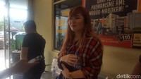 Elishia mengaskan, dirinya sangat sayang dengan anjingnya Valent. Menurutnya, anjingnya itu selama ini dibebaskan dan hidup bahagia bersamanya.