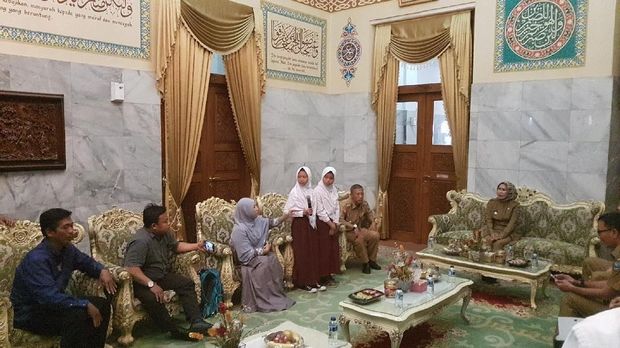Bupati Serang memanggil siswi SD ke kantornya 