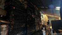 Tumpukan kardus disiram air agar tidak mudah terbakar. Rengga Sencaya/detikFoto.
