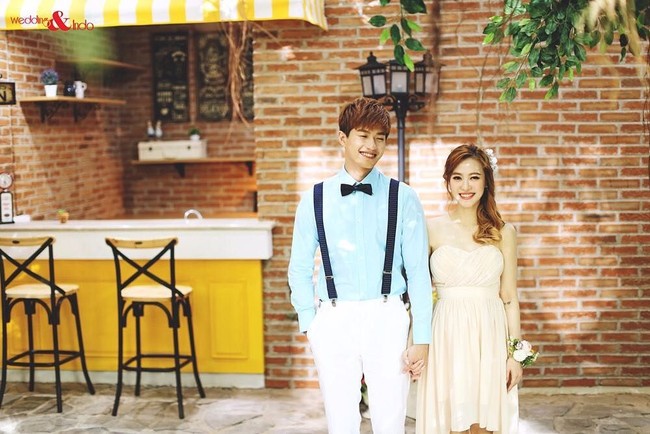 Foto ini seperti adegan di drama Korea ya! Lee tampak manis dengan kemeja biru pastel dengan suspender dan dasi kupu-kupu. Sementara Moa tampil mempesona dengan dress peach.  Foto: dok. Instagram (wedding & indo)