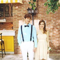 Foto ini seperti adegan di drama Korea ya! Lee tampak manis dengan kemeja biru pastel dengan suspender dan dasi kupu-kupu. Sementara Moa tampil mempesona dengan dress peach.  Foto: dok. Instagram (wedding & indo)