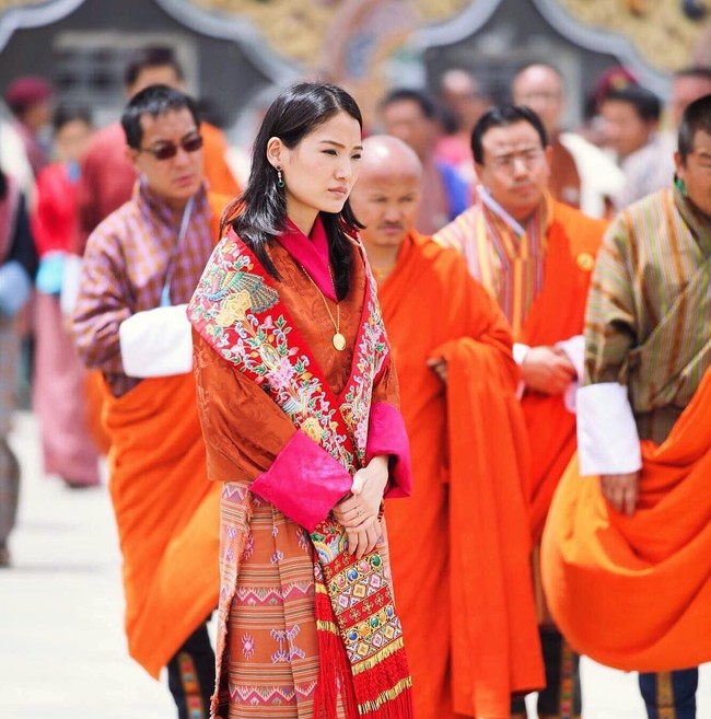 Menjadi Ratu Bhutan, Jetsun Pema selalu tampil menarik dalam balutan busana tradisional di berbagai kesempatan. Penampilan tradisionalnya sekaligus mengenalkan budaya Bhutan ke mata dunia. Foto: Dok. Instagram